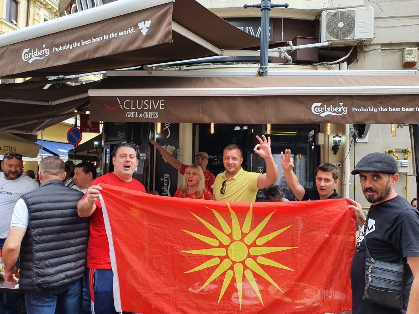 Fanii veniți din Macedonia de Nord au dat recital la București! Au petrecut superb după eșecul cu Austria și au făcut o horă în Centrul Vechi: „România, mulțumim!” | FOTO&VIDEO EXCLUSIV