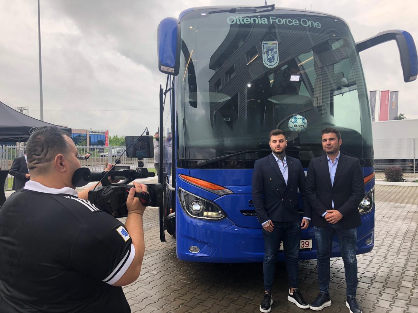 FC U Craiova și-a luat autocar de Liga 1! Adrian Mutu și Adrian Mititelu Jr., primii care s-au fotografiat cu noua achiziție | FOTO & VIDEO