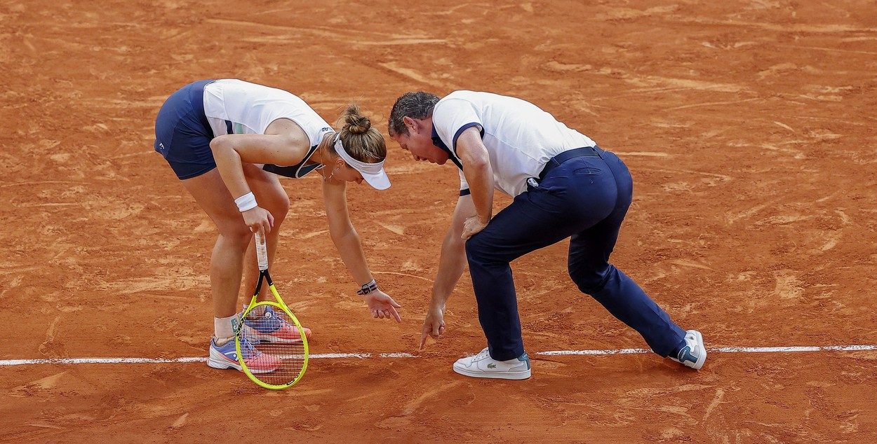 Antrenorul Simonei Halep intervine în scandalul momentului! Ce scuză i-a găsit arbitrului după cea mai mare gafă de la Roland Garros | VIDEO