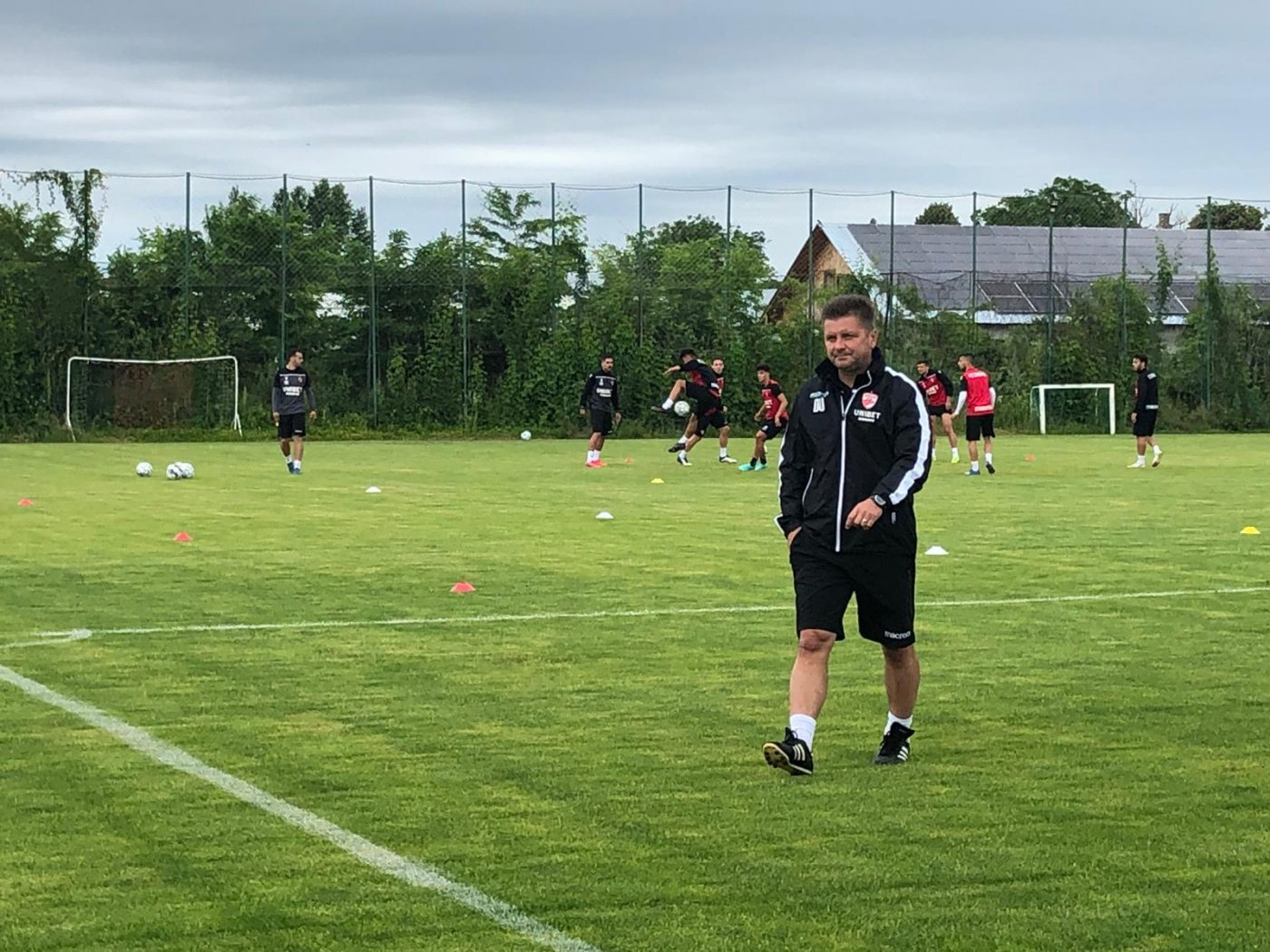 Dusan Uhrin jr i-a cucerit deja pe jucătorii lui Dinamo! Gestul neașteptat pe care l-a făcut și primul discurs din vestiar: „Nu vă gândiți la asta!” | EXCLUSIV