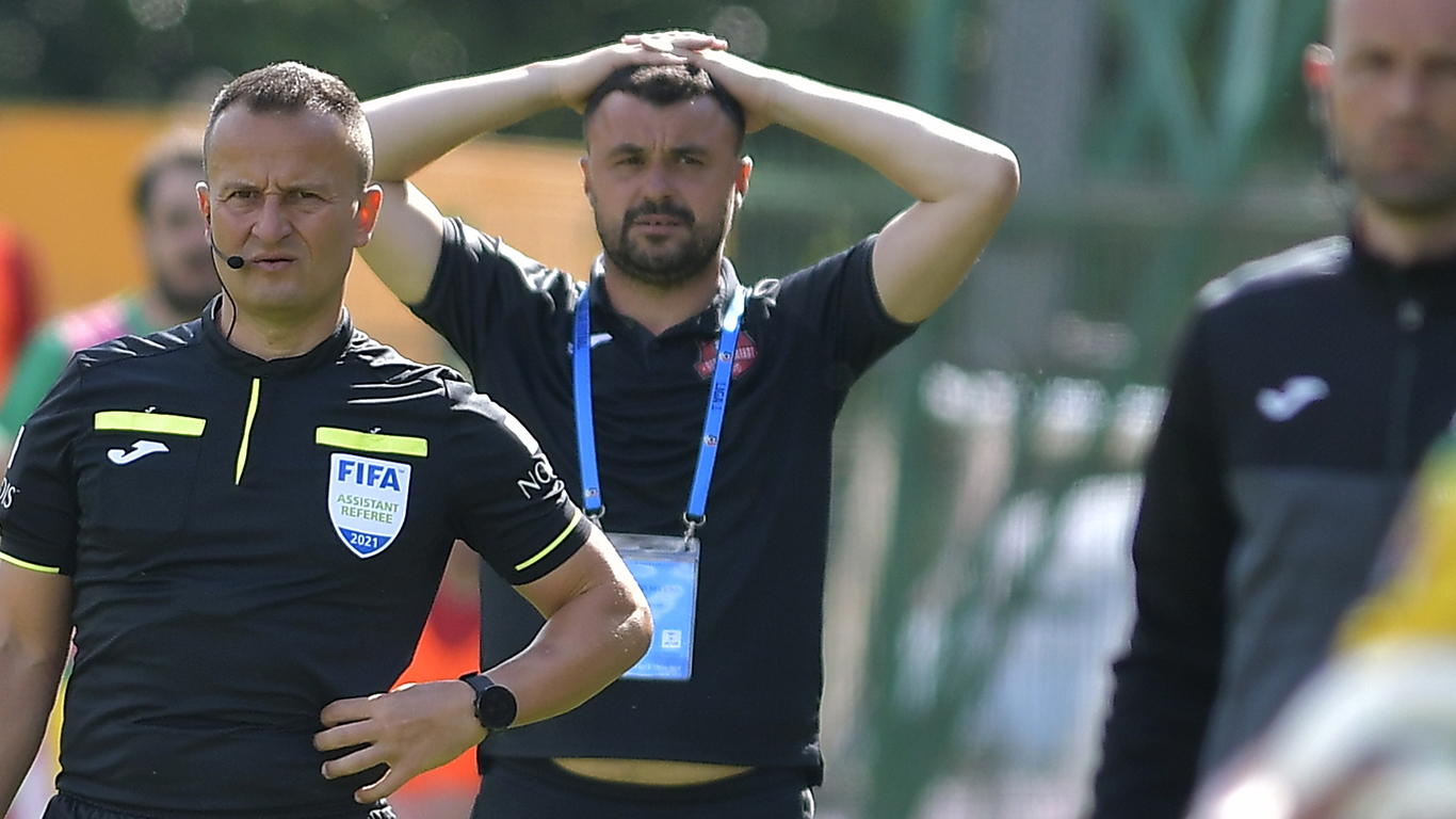 VIDEO | Eugen Beza a rupt tăcerea, după barajul care i-a adus echipei FC Hermannstadt retrogradarea în Liga 2. Antrenorul nu regretă experiența ca ”principal” la trupa sibiană, ce ar schimba la dubla cu CS Mioveni, dezamăgirea față de galerie, scuzele pentru suporteri și situația sa actuală