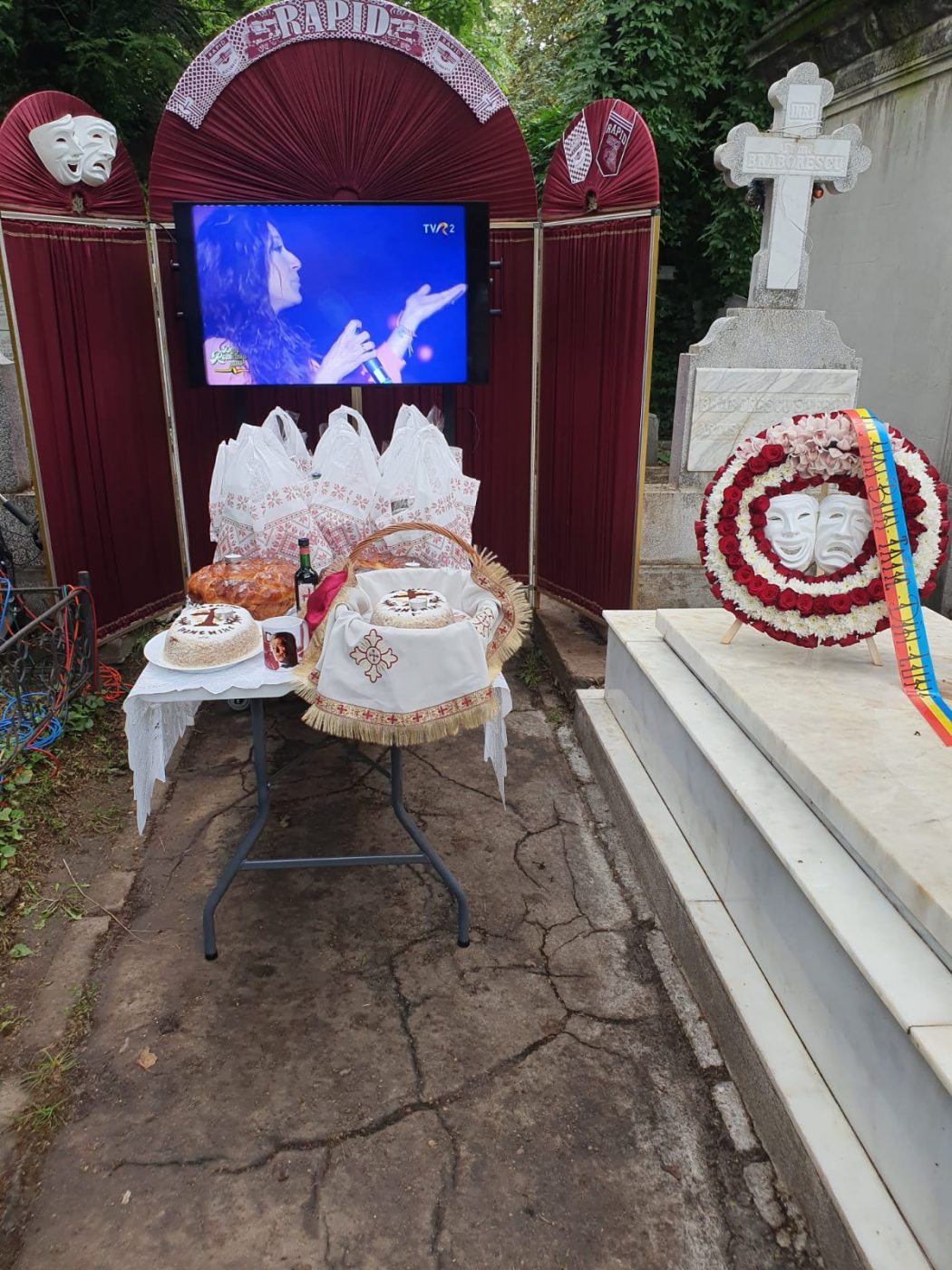 Dragoste eternă pentru Rapid! Parastasul legendarului actor Ion Dichiseanu, sub semnul iubirii pentru formația din Giulești | GALERIE FOTO