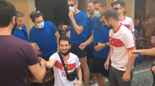 Ce s-a întâmplat în momentul în care fanii italieni s-au întâlnit cu fanii turci în centrul Romei, înainte de meciul de deschidere al EURO 2020 | VIDEO