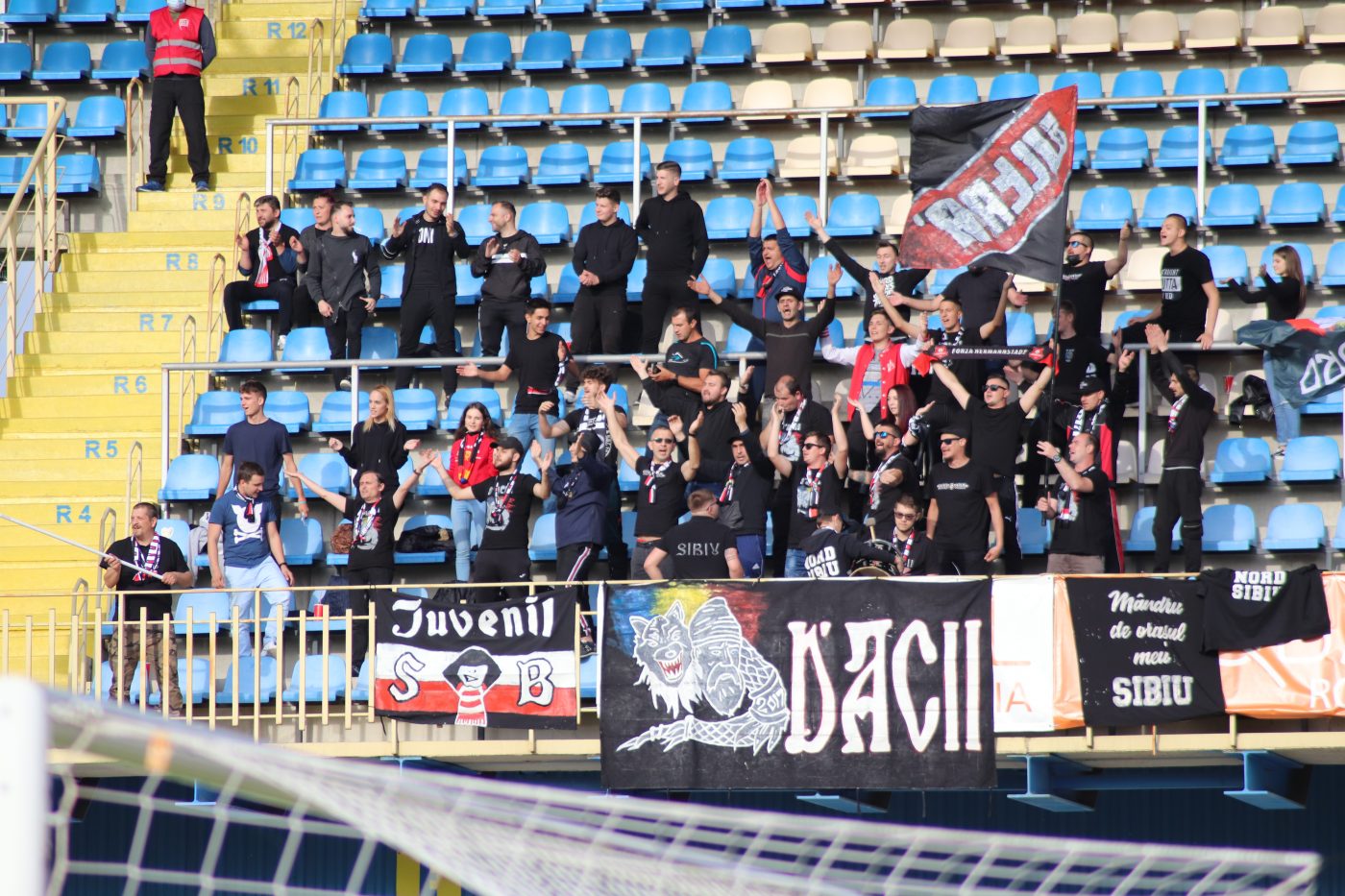 Afirmații grave la FC Hermannstadt după retrogradare: ”S-au luat decizii cel puțin bizare.” Fanii îl acuză pe Răzvan Dâlbea că a trântit barajul cu CS Mioveni. Antrenorul Eugen Beza ar fi făcut echipa pe ”cumetrii”