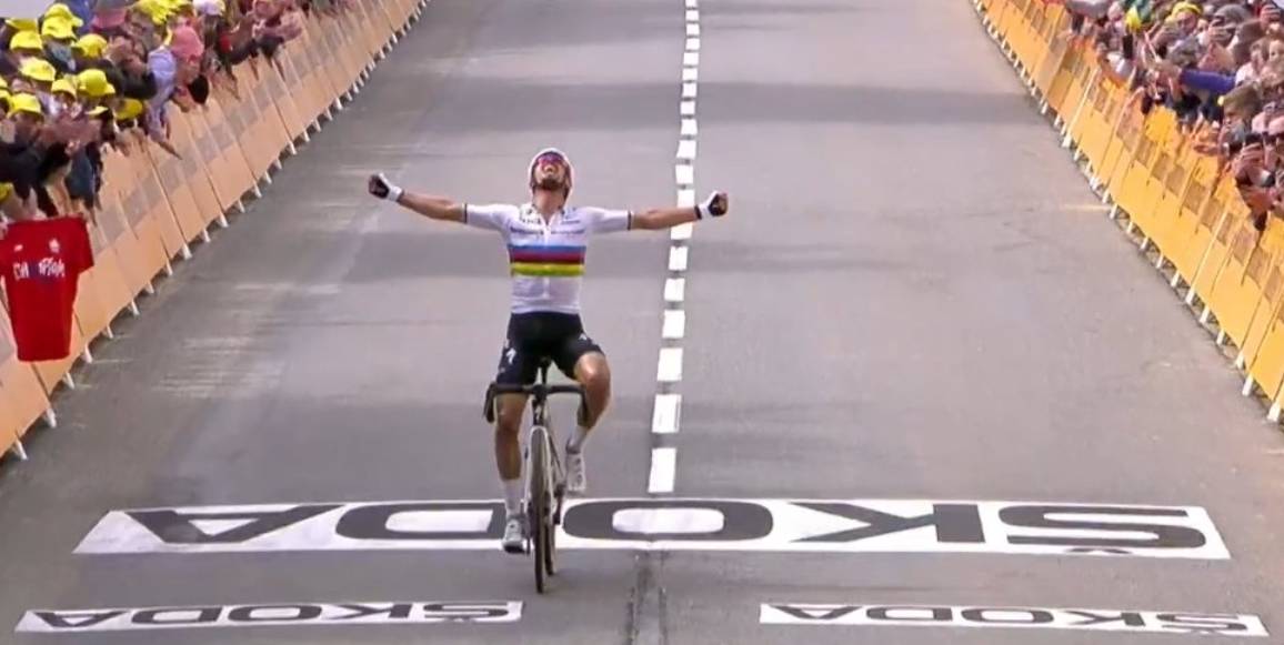 Julian Alaphilippe a câștigat o primă etapă explozivă în Turul Franței și este primul lider al întrecerii! A fost haos la final, cu peste 30 de oameni căzuți în pluton
