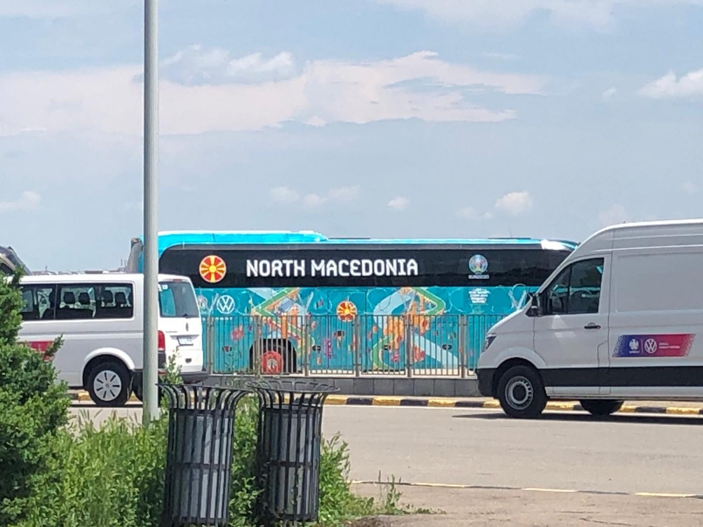 Naționala de fotbal a Macedoniei de Nord a sosit la București pentru Euro 2020 cu un avion care avea însemnele Croației | FOTO VIDEO