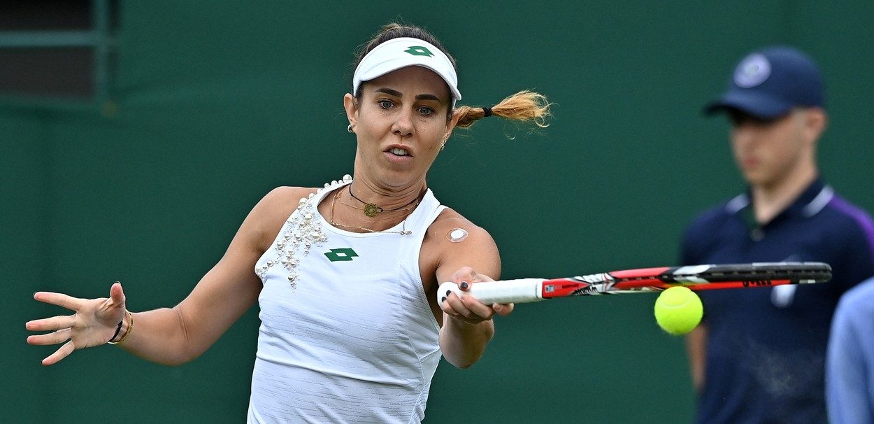 Fabulos! Mihaela Buzărnescu a sfidat tradiția la Wimbledon: „O lăsați să joace în acel maiou?” Ce echipament excentric a purtat în meciul cu Venus Williams | FOTO