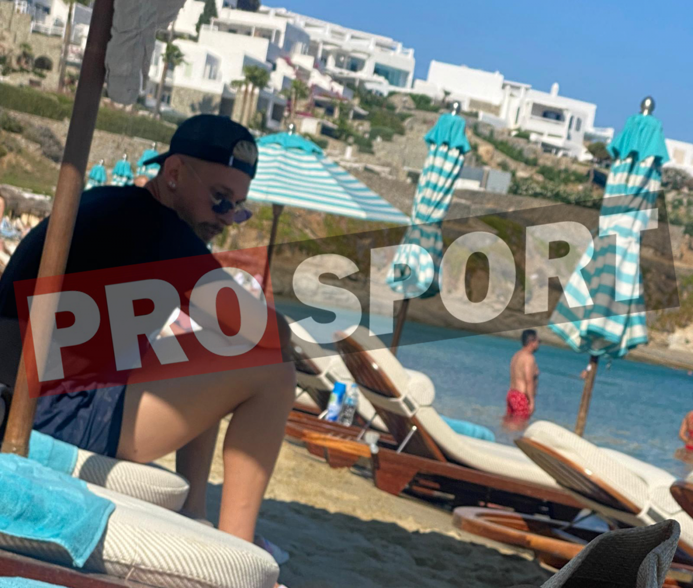Momente de relaxare pentru jucătorii naționalei României înainte de Jocurile Olimpice! Ionuț Nedelcearu, George Pușcaș și Ionuț Radu, surprinși într-o locație exclusivistă. Detalii despre vestita plajă Nammos din Mykonos | FOTO EXCLUSIV