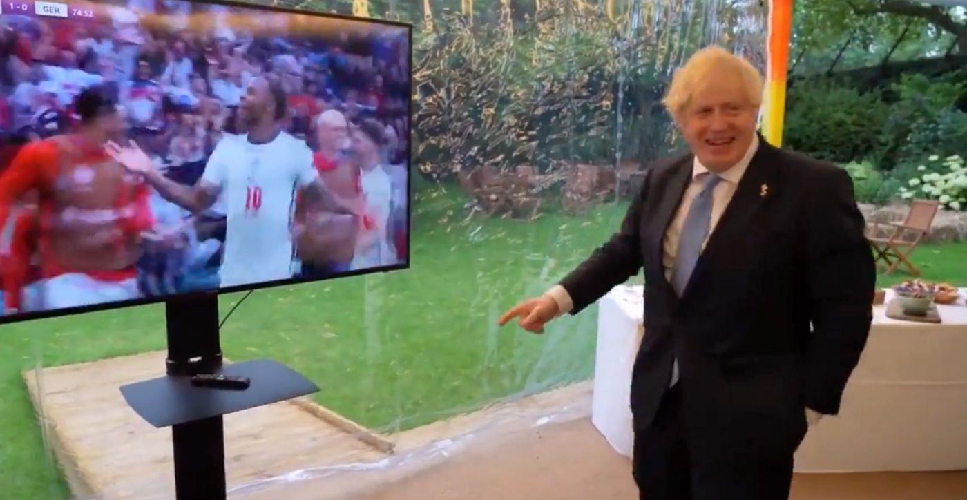 Premierul Boris Johnson a urmărit cu entuziasm Anglia – Germania! Cum a reacționat la golurile marcate de Sterling și Kane | VIDEO