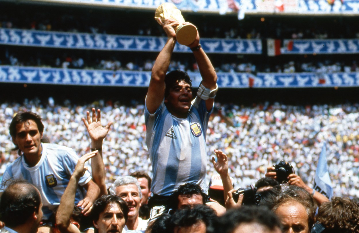 Diego Maradona „a înviat” înaintea partidei Argentina – Chile! Omagiu 3D pentru „El Pibe D’Oro” | VIDEO