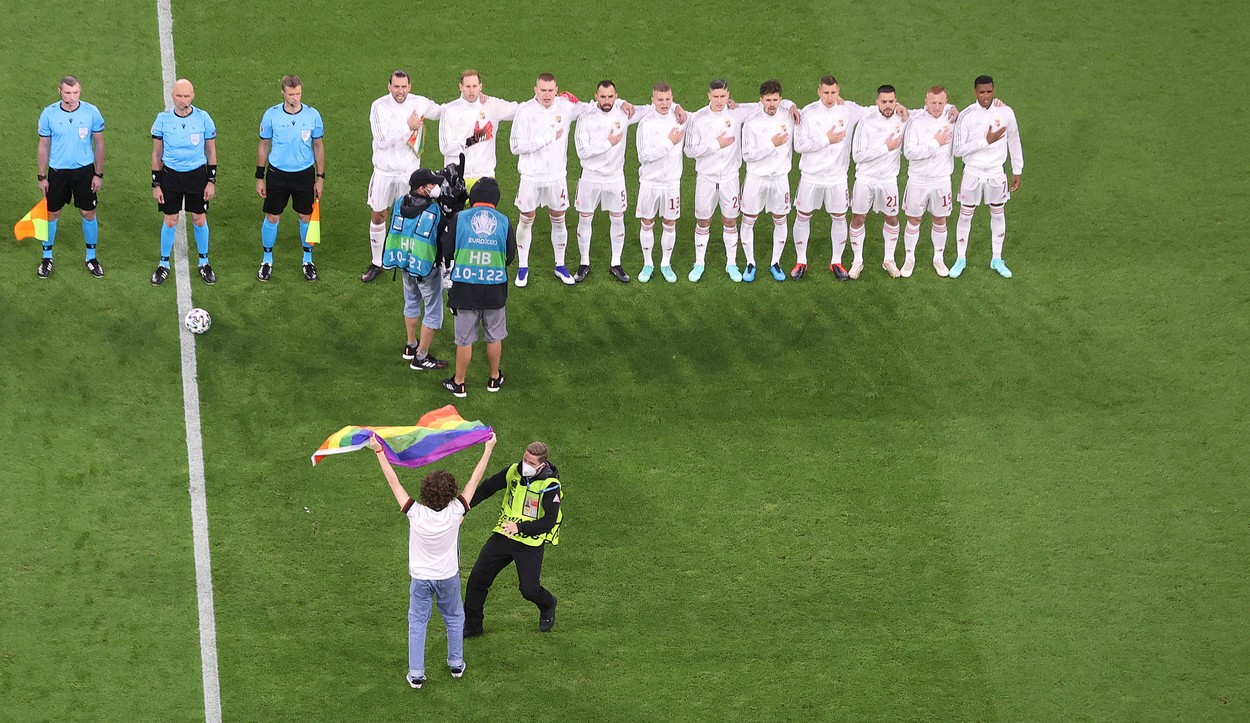 Moment uluitor petrecut înainte de Germania – Ungaria! Un fan a pătruns pe teren și a fluturat un steag LGBTQ | VIDEO
