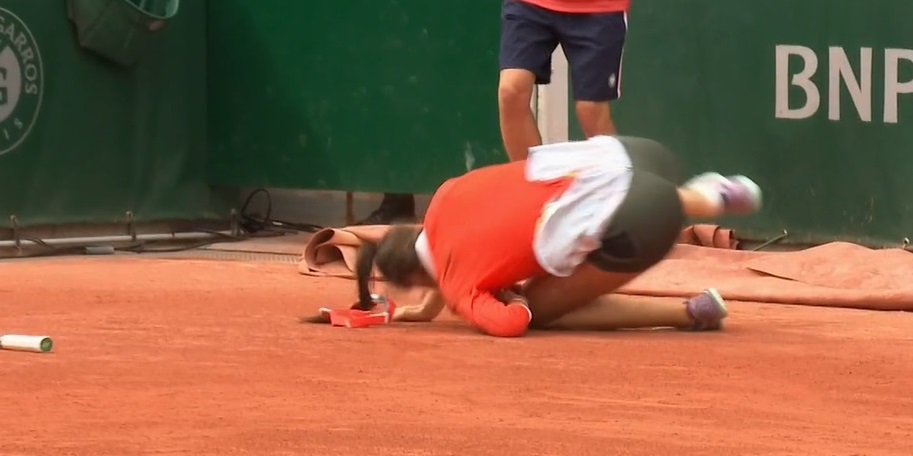 Sorana Cîrstea a fost la pământ, la propriu, dar a reacționat uimitor în meciul cu Daria Kasatkina de la Roland Garros! Cum și-a revenit după o căzătură zdravănă | FOTO