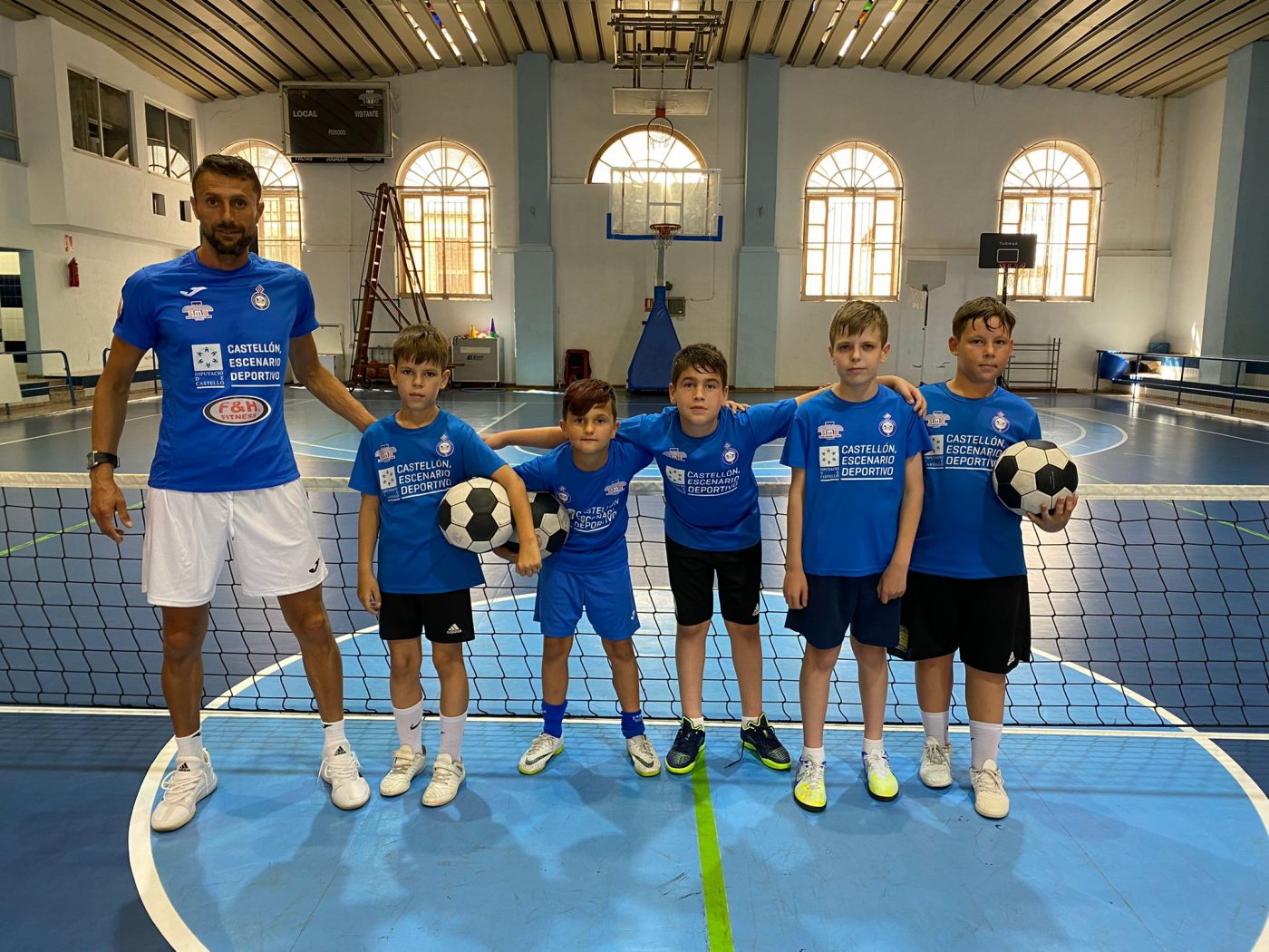 Povestea „fratelui” lui Laurențiu Reghecampf, patron de școală de fotbal în Spania. „Împărțeam cu el și portocala” + Ce fotbaliști a lansat în La Liga | EXCLUSIV