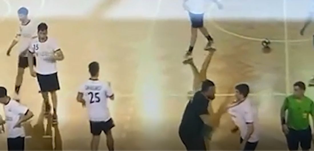 Comportament violent al antrenorului echipei CSM București la turneul final de juniori 2! A apucat un copil de guler și l-a aruncat în afara terenului! Tehnicianul este și angajat al FRH | VIDEO