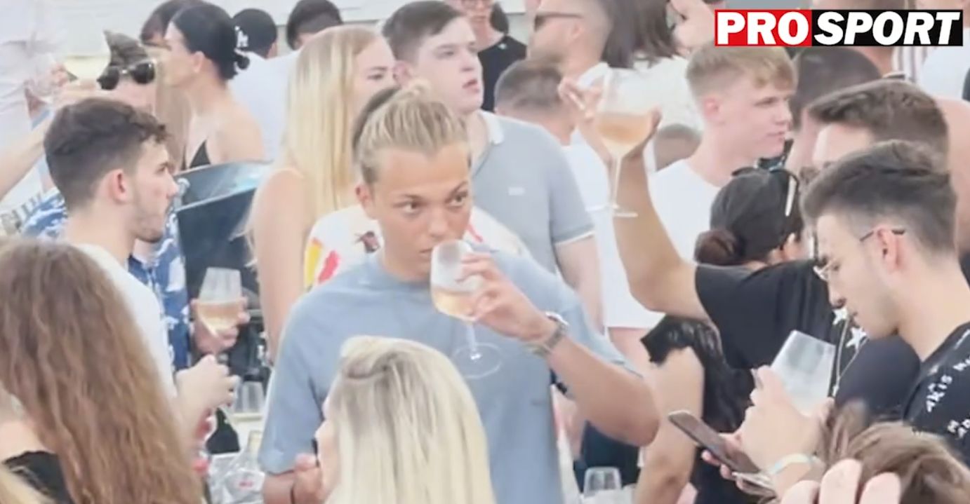 Luca Florică, petrecăreț de mic! Rapidistul a fost surprins într-un club de fițe de pe litoral, cu paharul de vin în mână | FOTO & VIDEO EXCLUSIV