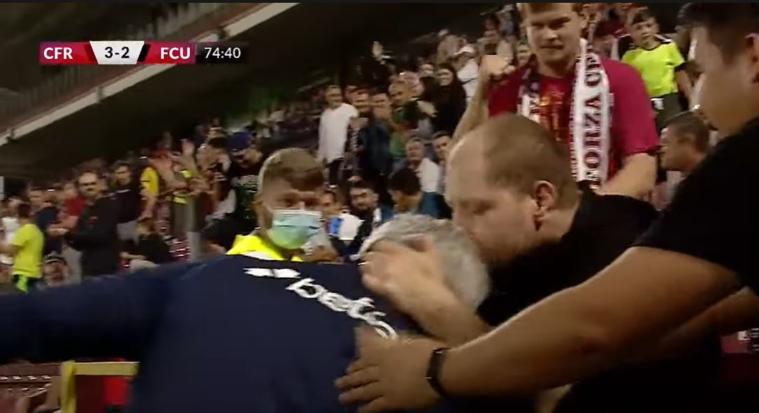 Marius Șumudică, imagini senzaționale! Un suporter l-a pupat pe antrenor, după golul lui Claudiu Petrila din CFR Cluj – FC U Craiova | FOTO
