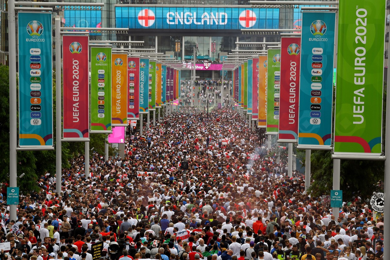 Bătaie generală înaintea finalei EURO 2020! Suporterii au vrut să intre fără bilete pe „Wembley” | VIDEO