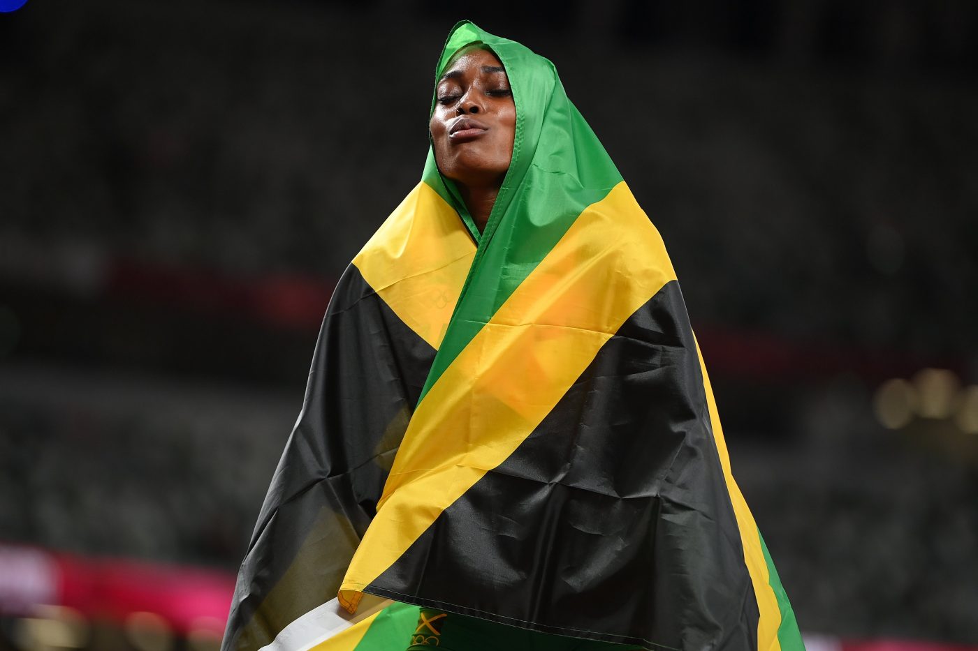 Finală olimpică fabuloasă la 100 de metri feminin! Tocmai a căzut recordul olimpic și am avut a doua cea mai rapidă cursă din istorie. Jamaica a luat trei medalii dintr-o „lovitură”