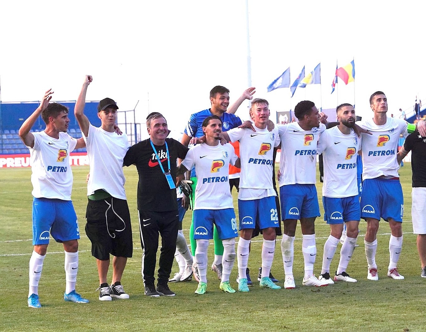 Gică Hagi, așa cum nu l-ai mai văzut! A cântat în premieră alături de ultrașii Farului: „Avem și noi suporteri!” | FOTO