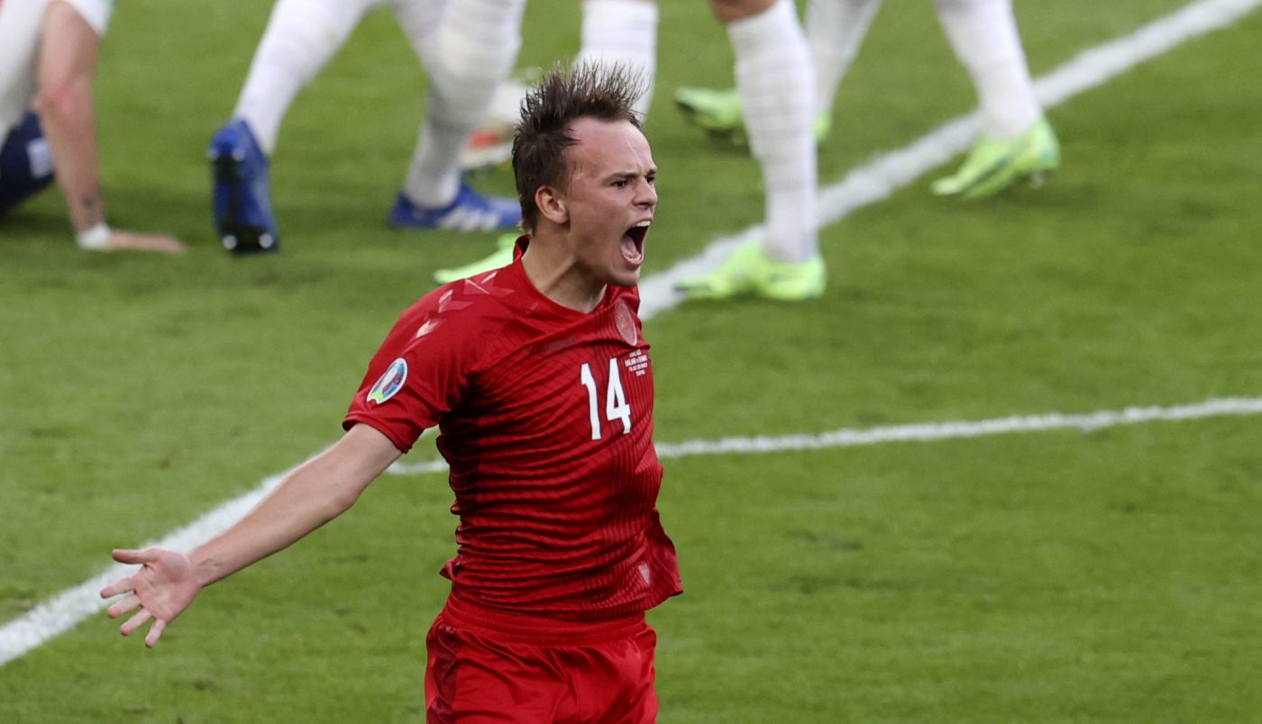Mikkel Damsgaard, execuție de geniu în Anglia – Danemarca! Primul gol din lovitură liberă de la EURO 2020 | VIDEO