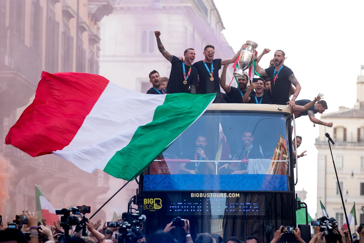 Nebunie în Italia! Sute de mii de suporteri, show nebun alături de jucători, după cucerirea Euro 2020 | VIDEO