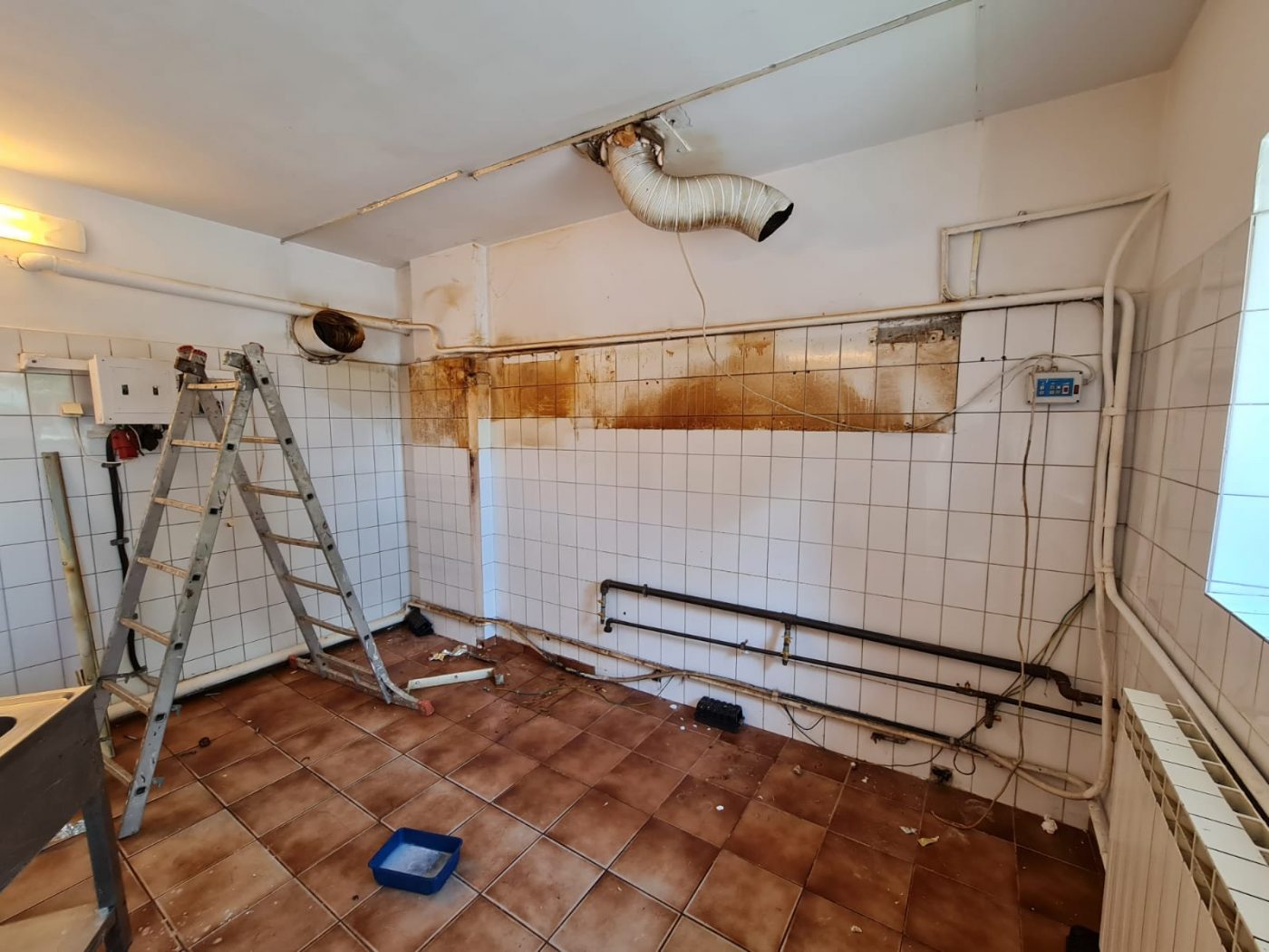 Imagini incredibile de la Săftica! Cum arăta înainte baza sportivă și cum a reușit Mario Nicolae să o renoveze: „Jucătorii erau nevoiți să pună o găleată pentru că ploua în vestiar” | FOTO EXCLUSIV
