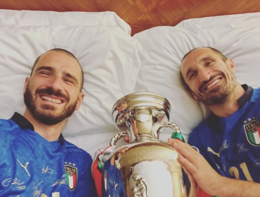 Cum s-au pozat Bonucci și Chiellini în pat. Cea mai frumoasă fotografie după finala Euro 2020