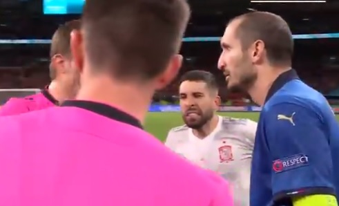 Momentul tragerii la sorți pentru lovituri de departajare, motiv de entuziasm pentru Chiellini. L-a pus la punct pe Jordi Alba: „Mentiroso” | VIDEO