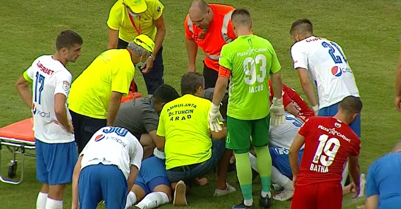 Panică după un duel între Roger și Dănuleasă la mijlocul terenului! Fotbalistul de la Farul a ajuns la spital cu gâtul imobilizat