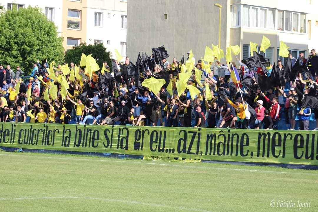 Ultrașii brașoveni se revoltă: „Nu suținem un proiect politic în Liga 2. Nu este echipa FC Brașov adevărată, iar FRF a închis ochi la acest furt!” | EXCLUSIV