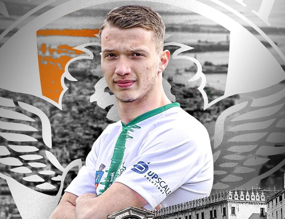 O echipă din Liga 3 a vândut un jucător la Venezia FC, nou-promovată în Seria A! Fundașul central are numai 15 ani, dar i-a impresionat pe italieni cu înălțimea sa