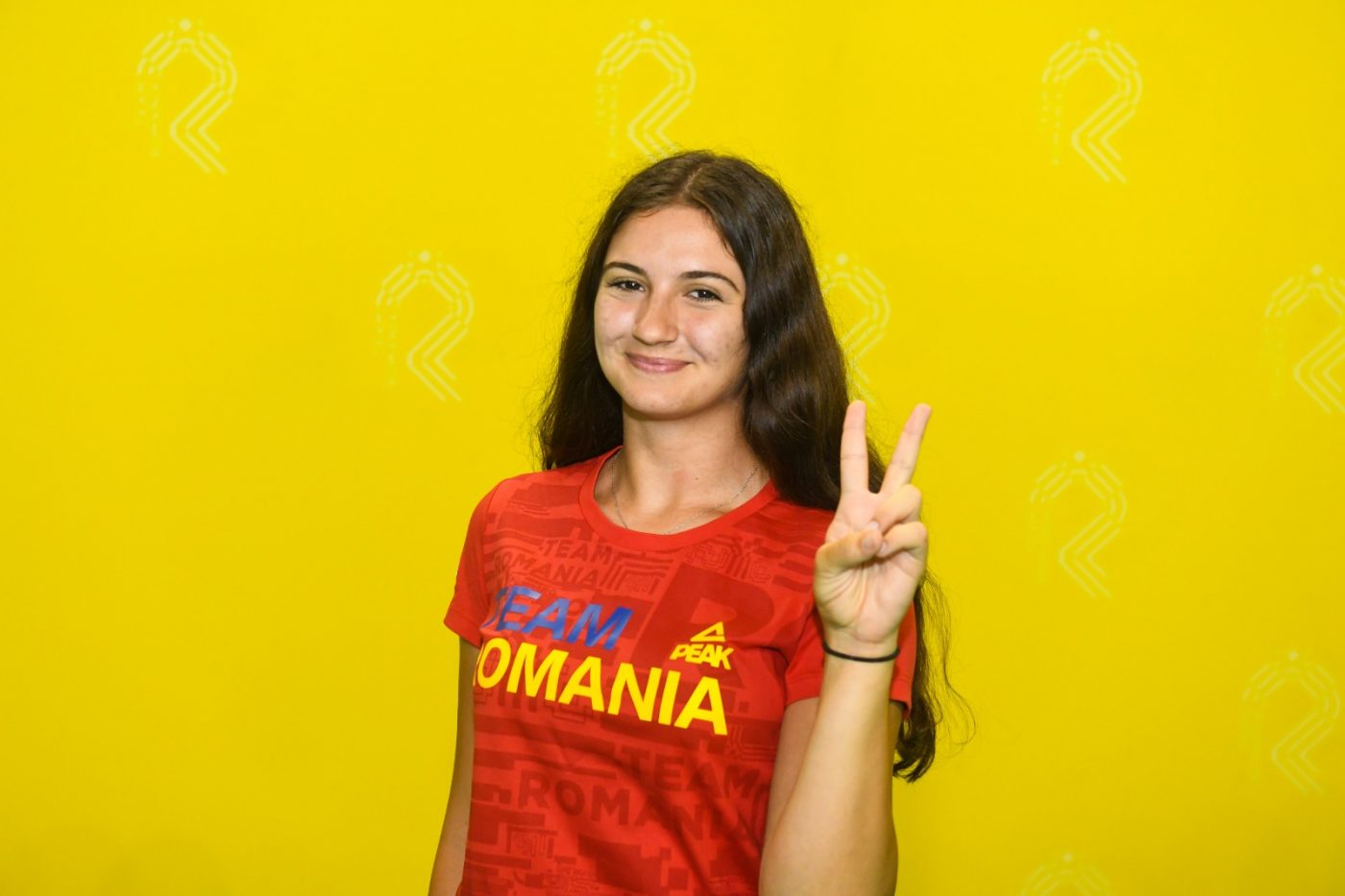 Mădălina Amăistroaie, elevă în clasa a 12-a, reprezintă România la Jocurile Olimpice, la tir cu arcul! Totul a început în joacă, dar după 6 ani s-a transformat într-o surpriză frumoasă a delegației tricolore