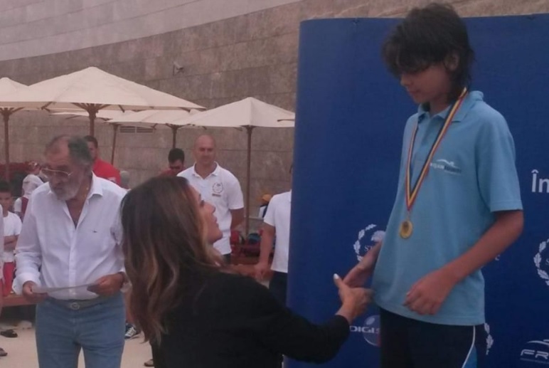 David Popovici, nouă senzație a natației mondiale, remarcat și premiat de Nadia Comăneci în urmă cu 7 ani! Imagini de colecție cu cei doi. „Abia aștept să-l văd la Tokyo”
