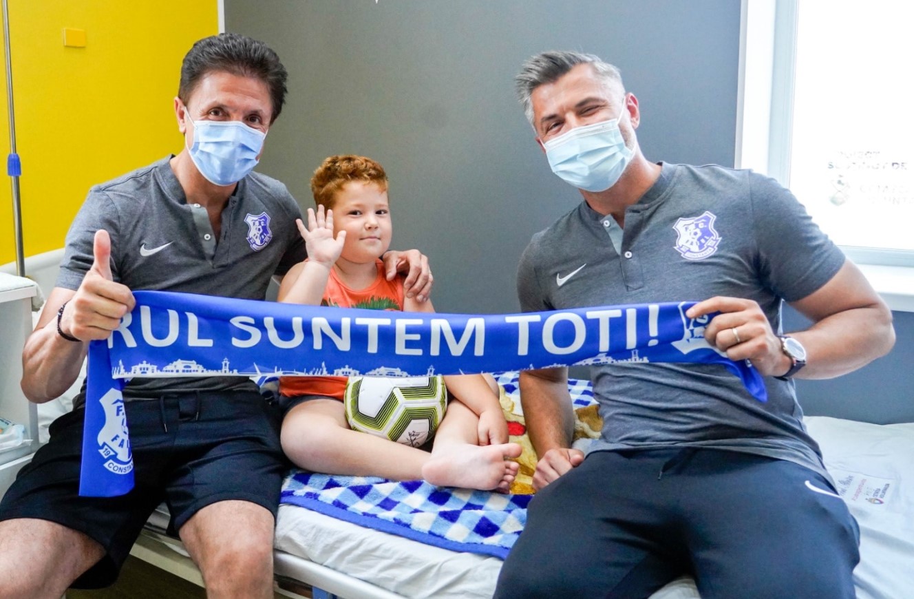 Gică Popescu și Tibi Curt i-au suprins cu cadouri pe copiii suferinzi de la Arad. Cum sprijină oficialii de la Farul proiectul Asociației Cetatea Voluntarilor
