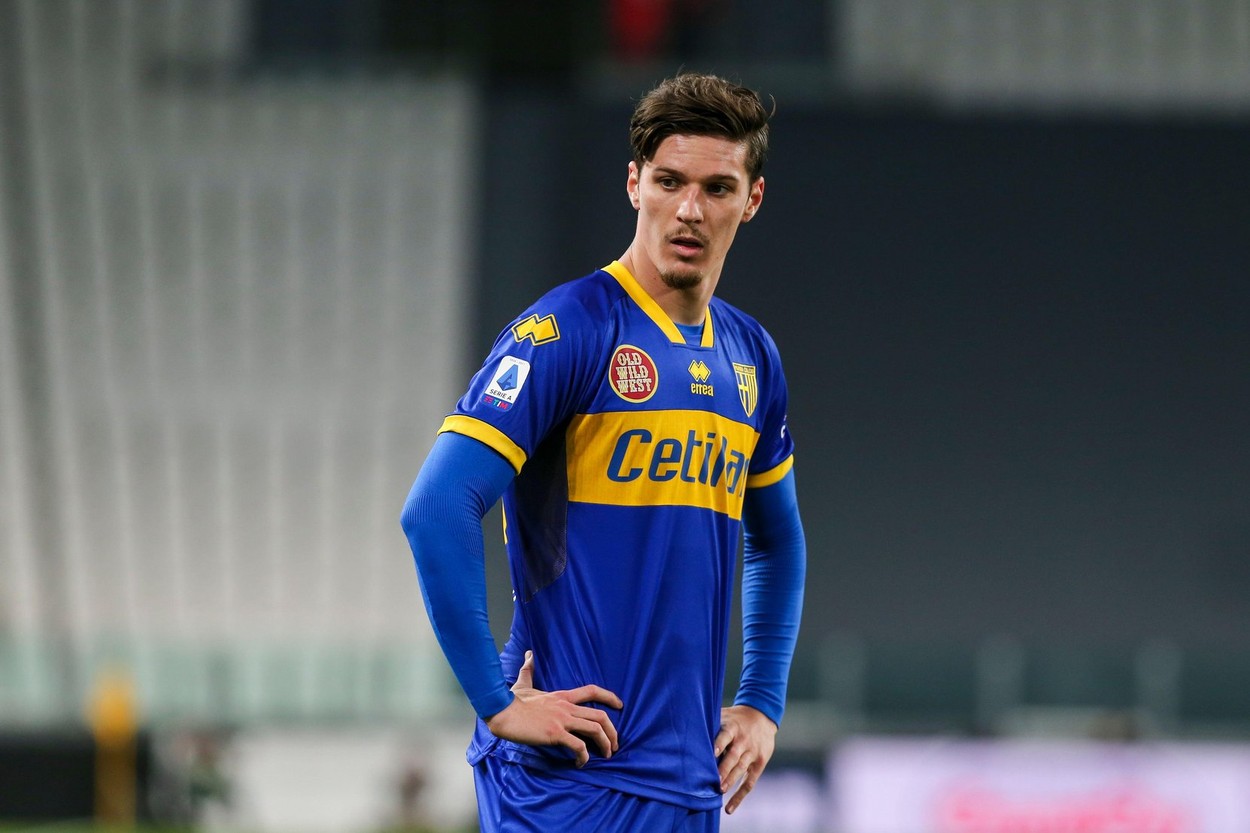 Dennis Man a primit un nou număr la Parma + Fostul jucător de la FCSB a fost titular alături de Gianluigi Buffon, în ultimul amical