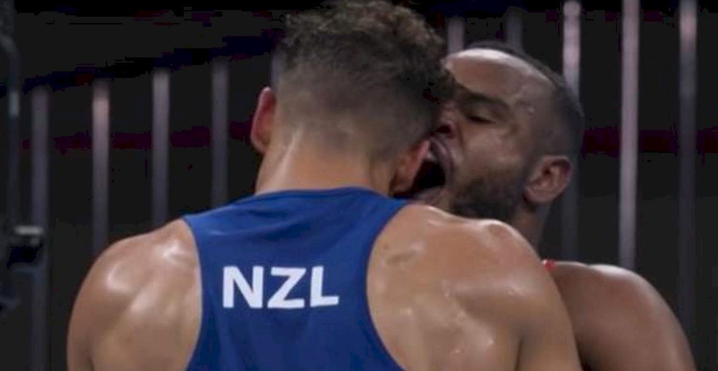 S-a crezut Mike Tyson și l-a mușcat de ureche pe adversar, la Jocurile Olimpice! Ce decizie a luat arbitrul | VIDEO