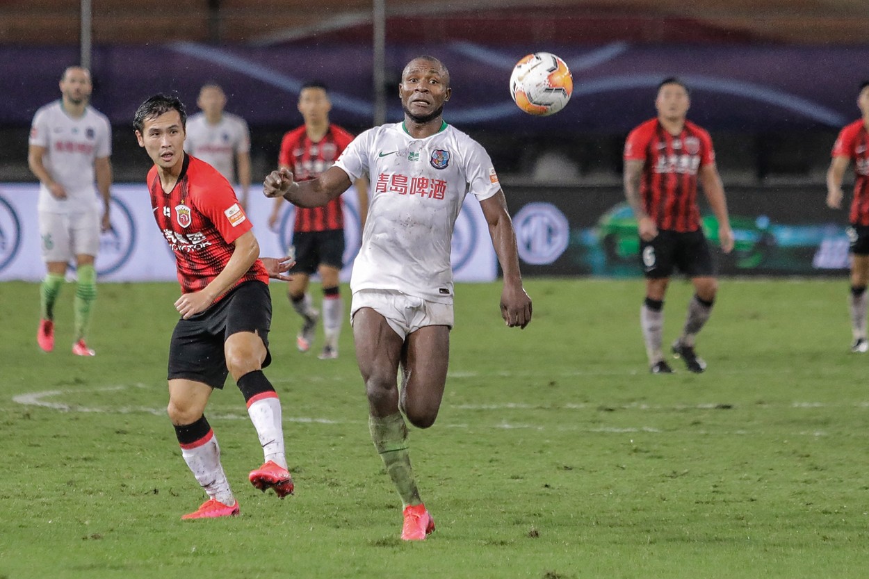 Cum au râs cititorii de transferul lui Joseph Minala la Universitatea Craiova: „Legenda spune că a jucat fotbal cu Ion Iliescu! Dacă îl vede Prodanca, îl cere în căsătorie”