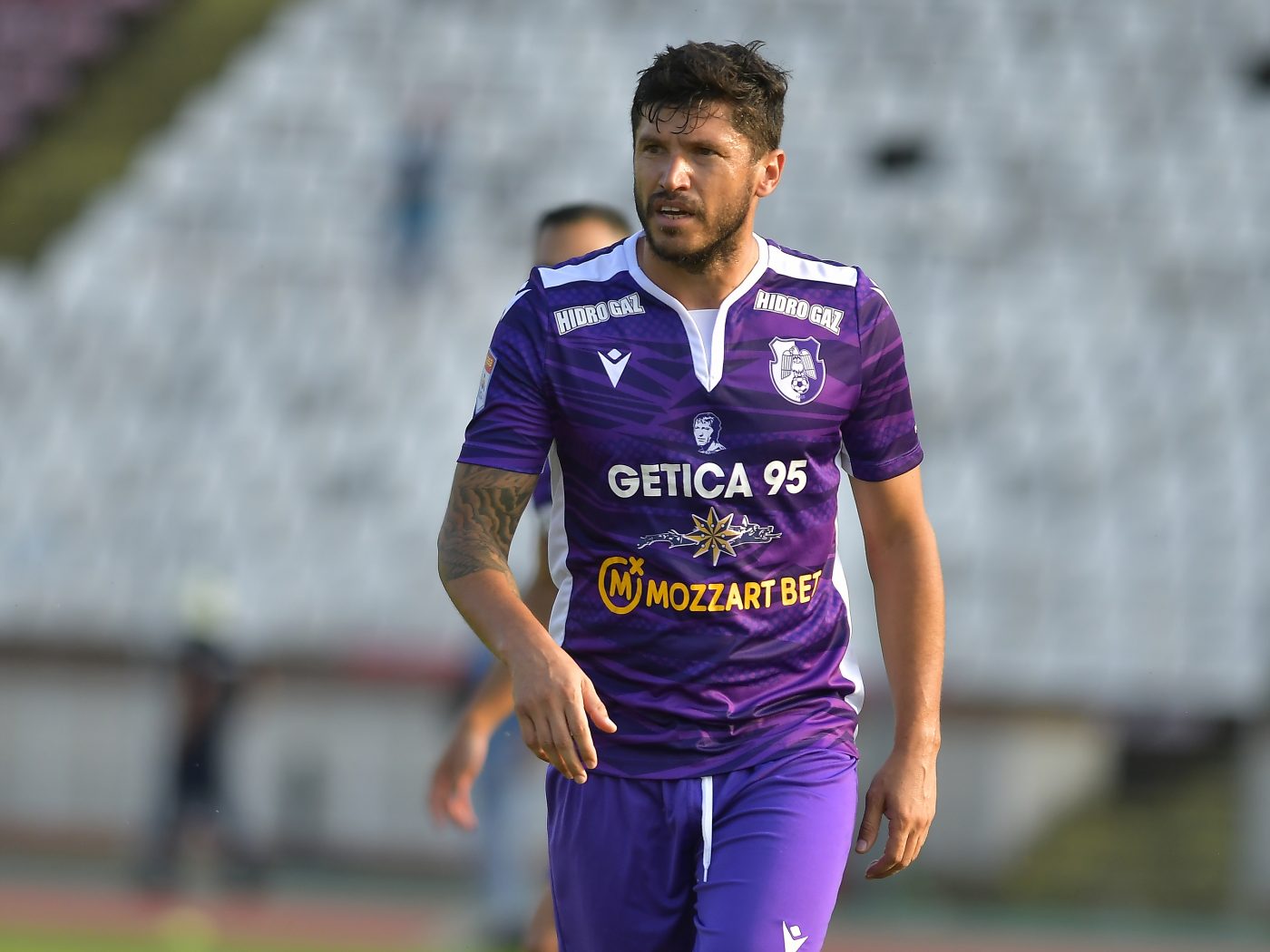 Cristi Tănase a vrut să sară la bătaie: fanii piteșteni l-au înjurat pentru că a scandat alături de suporterii FCSB!