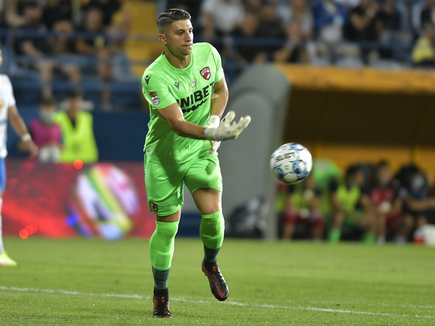 Mihai Eșanu, desființat după ce l-a făcut KO pe Bogdan Rusu în meciul amical dintre Dinamo și CS Mioveni: „Și-a luat viteză! Suporterii vor să vadă agresivitate, nu duritate!” | VIDEO EXCLUSIV ProSport Live