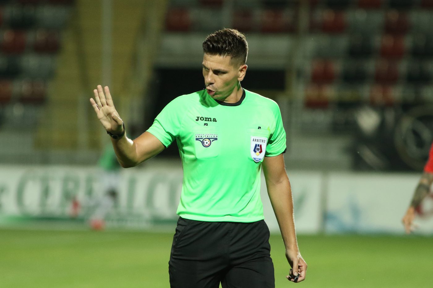 ANALIZĂ MARIUS AVRAM | Continuă erorile după FCSB – Dinamo! Arbitrul Marian Barbu prestație slabă în Bănie, deși a avut sfaturile altui ecuson FIFA în „cască”