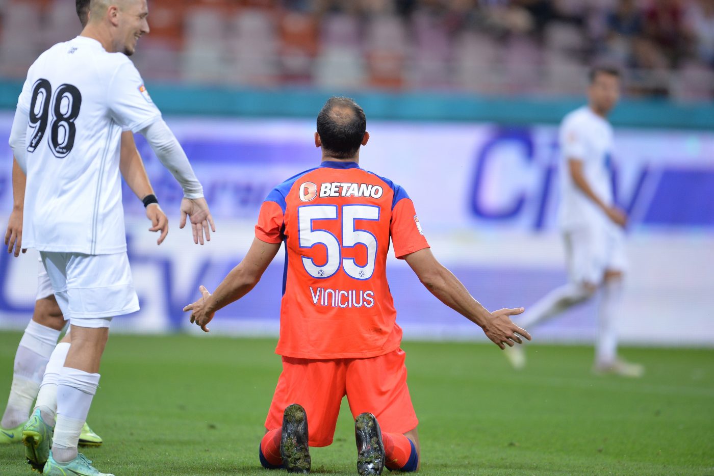 E unul dintre cei mai buni fundași din istoria Ligii 1 și e stâlpul defensivei lui Gigi Becali, dar FCSB îl poate pierde gratis din vară! Ce ofertă a primit Paulo Vinicius