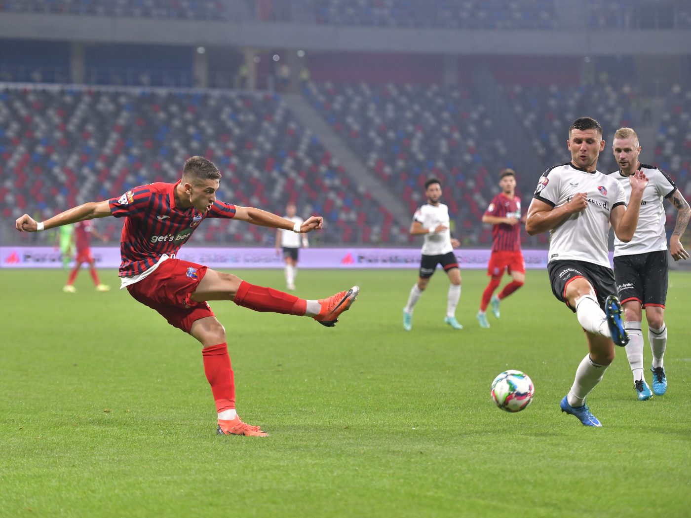Un atacant trecut prin curtea cluburilor Dinamo, FCSB și Steaua, a 15-a achiziție a Argeșului. ”Am ales acest proiect pentru că este foarte multă seriozitate aici”