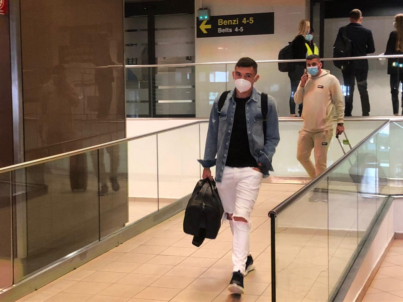 Claudiu Keșeru a aterizat în București! Primele imagini cu atacantul român, după ce s-a înțeles cu Gigi Becali | FOTO