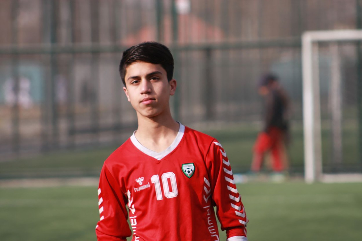 Un tânăr fotbalist din Afganistan, strivit de un avion în timp ce încerca să fugă în SUA! Care a fost ultimul său mesaj