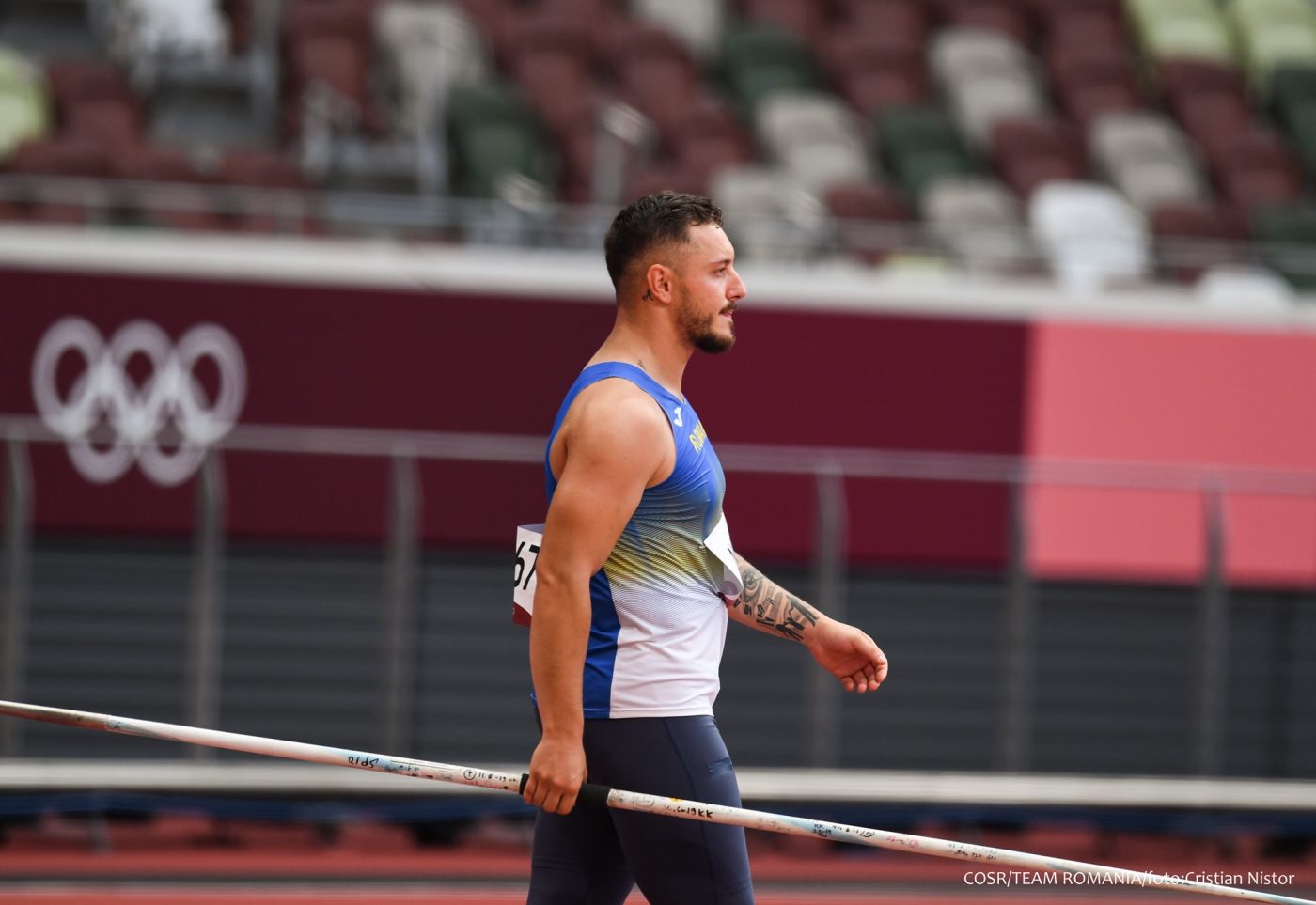 Alexandru Novac s-a calificat în finala olimpică la aruncarea suliței. Atletul a fost sfătuit din tribună de Bianca Ghelber, pentru că antrenoarea sportivilor a fost lăsată acasă! Marea controversă de la atletism