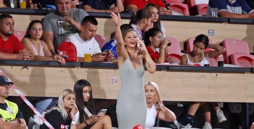 Jucătoarea de tenis Andreea Prisacariu a făcut show în tribune la Dinamo – Mioveni: „Bineînțeles că dau autografe!” GALERIE FOTO