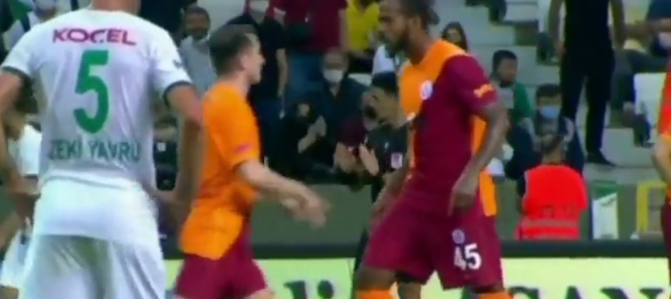 Probleme la Galatasaray! Ce sancțiune a primit brazilianul Marcao Teixeira după ce și-a bătut coechipierul chiar pe teren | VIDEO