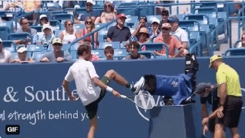 Incident fără precedent la Cincinnati! Daniil Medvedev a luat la șuturi o cameră video: „Scoateți-o de aici!” VIDEO