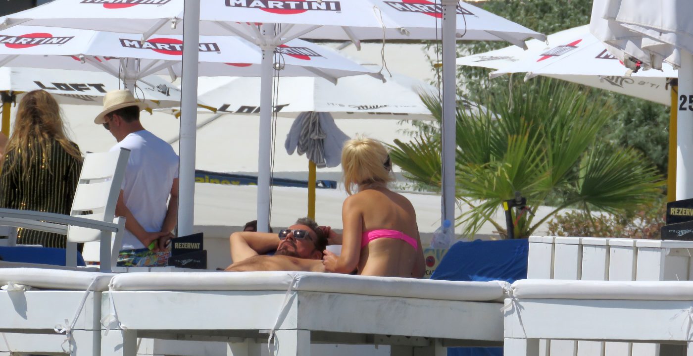 Cine este, de fapt, blonda care a apărut alături de Ioan Neculaie la mare! Bianca Grip, un antreprenor din Sibiu, lămurește relația cu celebrul milionar: „Suntem amici de mulți ani”
