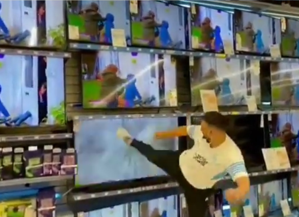 A început războiul în Franța! Un ultras al lui Olympique Marseille, îmbrăcat cu un tricou pe care scria „F**k Messi”, a intrat într-un magazin de electronice și a spart plasmele pe care rulau imagini de la prezentarea la PSG! | VIDEO